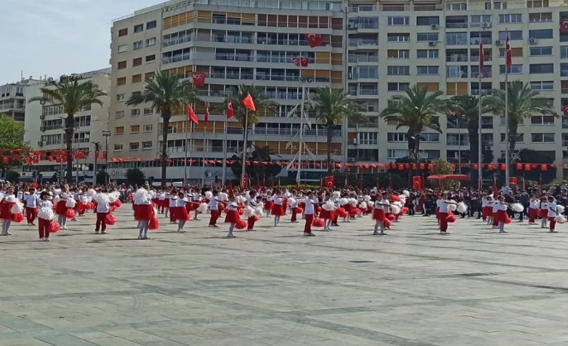 İzmir'de 23 Nisan coşkusu: Cumhuriyet Meydanı'na akın