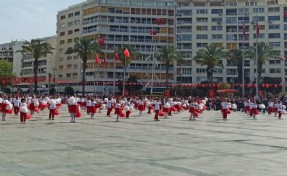 İzmir'de 23 Nisan coşkusu: Cumhuriyet Meydanı'na akın