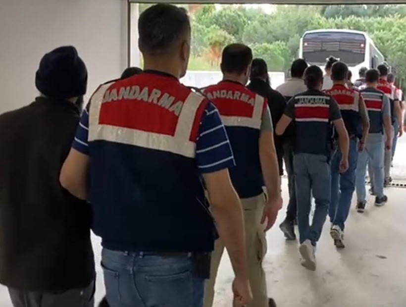 İzmir'de DEAŞ operasyonunda 8 tutuklama