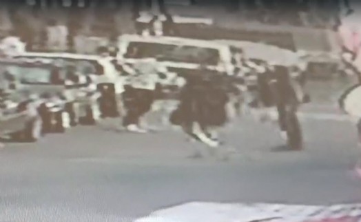 İzmir'de iki arkadaşın bıçaklı kavgasının görüntüleri ortaya çıktı; 1 ölü, 1 yaralı