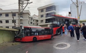 İzmir'de korkutan kaza: ESHOT bir evin duvarına çarptı...