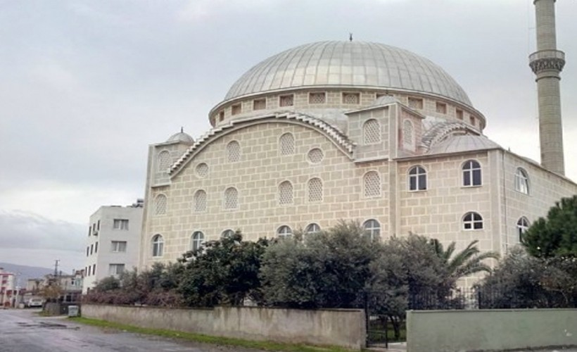 İzmir'deki camide dehşet: Namaz başında boğazını kesti!