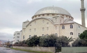 İzmir'deki camide dehşet: Namaz başında boğazını kesti!