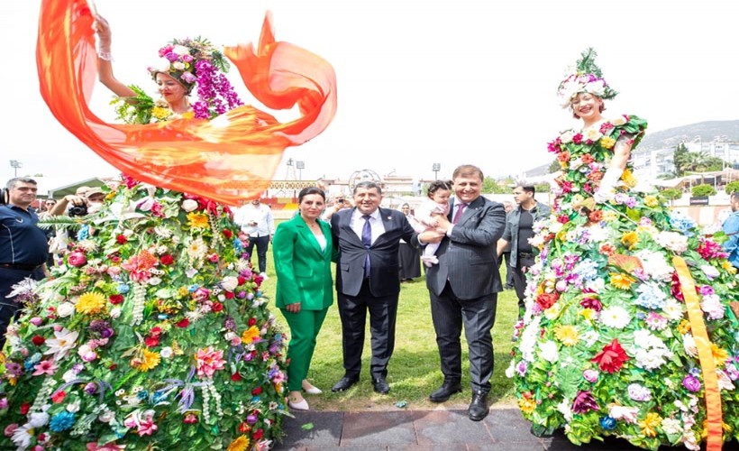 İzmir’in geleneksel festivaliyle Bayındır’da yine çiçekler açtı