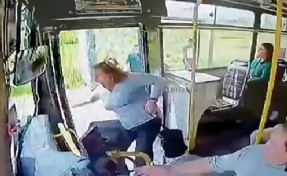 Kapısı açık otobüsten düştü, entübe edildi! Kocası ağlayarak isyan etti