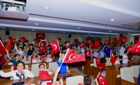 Karabağlar’da yarınların meclisi bugün kuruldu; Koltukları çocuklara bıraktılar