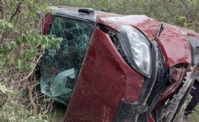 Otomobil şarampole yuvarlandı: Genç anne öldü, eşi ve kızı yaralı