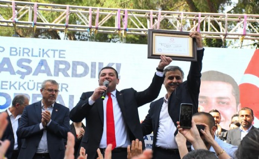 Torbalı’da Övünç Demir mazbatasını aldı: Makam aracını belediyeye bağışladı