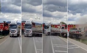 Yolcu treni hemzemin geçitte TIR'a çarptı