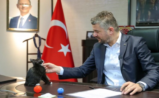 Başkan Görkem Duman makamını Üzüm’le paylaşıyor