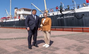 Başkan Tugay Samsun’da Bandırma Vapuru’nu ziyaret etti