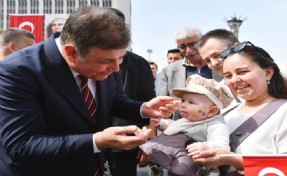 Başkan Tugay sözünü tuttu: Anne Kartı ile İzmirli kadınlara ulaşım desteği verilecek...