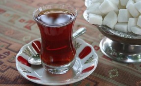 Çay içmek isterken canından oluyordu
