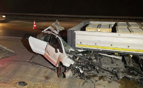 Emniyet şeridinde park halindeki TIR'a çarpan otomobilin sürücüsü öldü