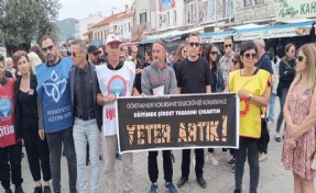 Foça'da öğretmenler 'eğitimde şiddet'i protesto için meydanlarda