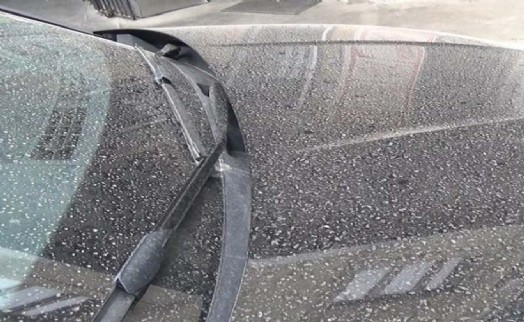 İzmir'de toz taşınımlı hava etkisi: Araçlara çamur yağdı