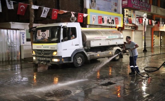 Karşıyaka Çarşısı’nda dip bucak gece temizliği