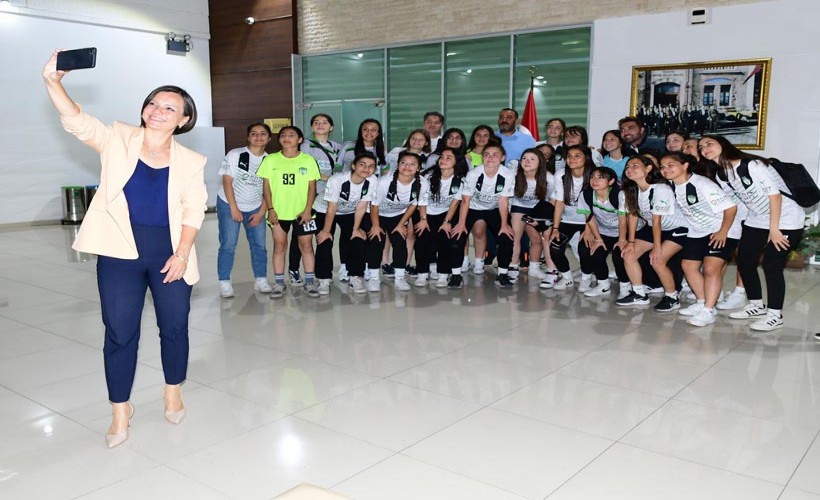 Kınay, Orbit Karabağlarspor Kız Futbol Takımı’yla buluştu: Şampiyonluk bekliyoruz