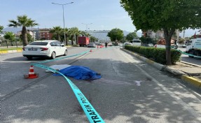 Makas atan motosikletin kasksız sürücüsü başını kaldırıma çarpıp öldü; kaza kamerada