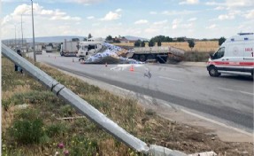 TIR ile kamyonet çarpıştı: 2 ölü, 1 yaralı