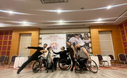Tekerlekli sandalyelerle dans edip kendilerini dünyaya tanıttılar