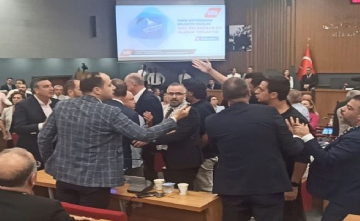 Büyükşehir Meclisi'nde 'İsrail’ gerginliği: Gençler protesto etti, meclis birbirine girdi