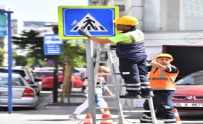 Büyükşehir yılda 15 bin trafik levhası monte ediyor