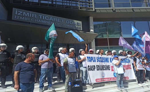 İZTO önünde bugün de memurlar eylemde; Tugay'a protesto!
