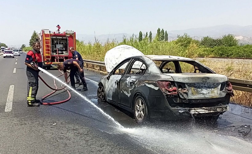 Otomobil seyir halinde alev aldı: Sürücü yaralandı