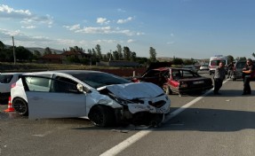 Otomobiller çarpıştı: 1 ölü, 7 yaralı