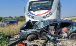 İzmir'de feci kaza: Yolcu treni ile otomobil çarpıştı, 3 kişi canından oldu