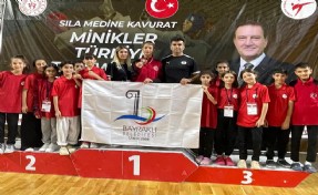 Bayraklılı sporcular Sivas'tan dereceyle döndü