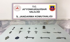 Bulduğu tarihi eserleri jandarmaya teslim etti