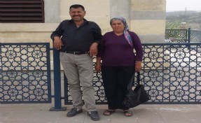 Devrilen traktörün sürücüsü ve eşi öldü