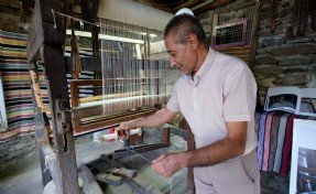 El tezgahında 50 yıldır dokumacılık yapıyor