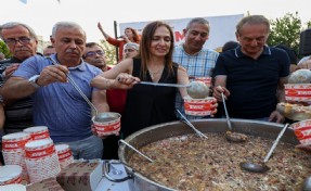 Karşıyakalılar aşurenin bereketini paylaştı