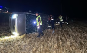 Hafif ticari araç tarlaya devrildi; 1 ölü, 1 yaralı