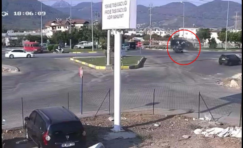 Minibüs ile otomobil çarpıştı: 7 kişinin yaralandığı kaza anı kamerada