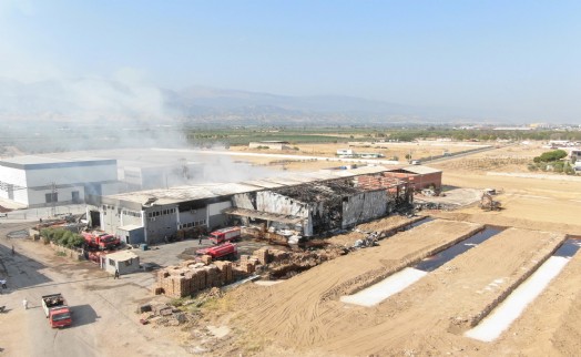 Yangında zarar gören kuru gıda deposu, havadan görüntülendi