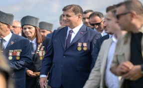 Başkan Tugay babasının madalyalarıyla kahramanların gününe katıldı