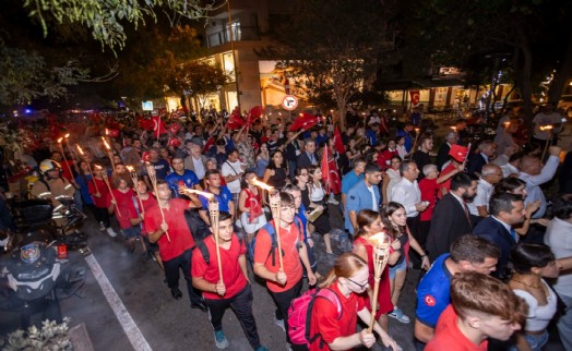 İzmirliler hep bir ağızdan 'Mustafa Kemal’in askerleriyiz' sloganı attı
