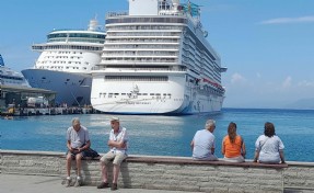 Kuşadası'na dört gemiyle denizden toplam 10 bin turist