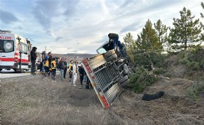 Devrilen çekicinin sürücüsü yaralandı