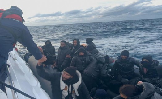 İzmir'de dev operasyon: 107 kaçak göçmen yakalandı