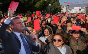 Özel, Kemalpaşa’da iktidarı hedef aldı: Seçime kadar kırmızı kart göstereceğiz