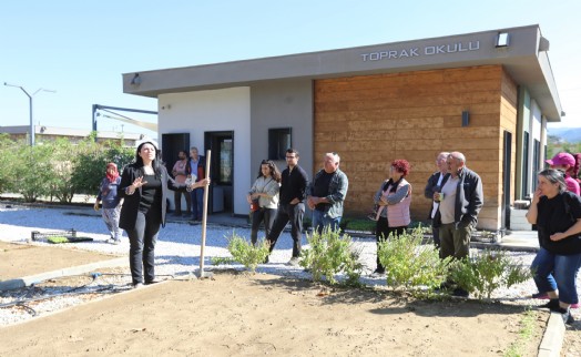 Efes Selçuk’ta üreticilere 'Ücretsiz Toprak Analizi Eğitimi' verildi