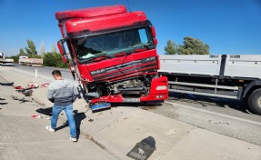 2 TIR çarpıştı! 3'ü ağır 4 yaralı