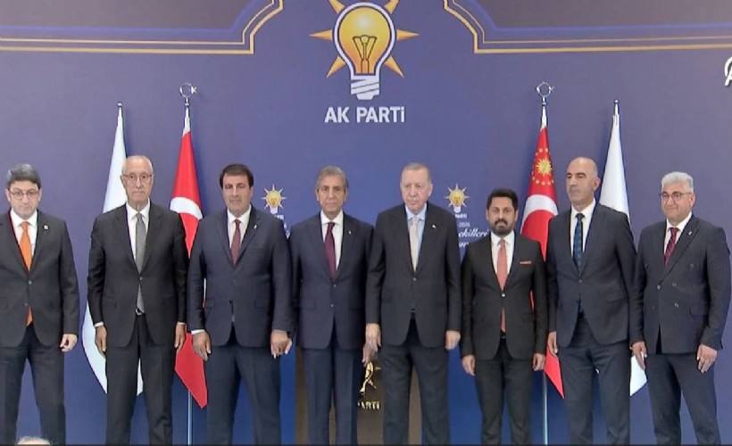 7 belediye başkanı AK Parti'ye geçti: CHP'den istifa edip Erdoğan'ın elini öptü