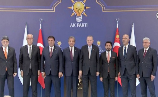 7 belediye başkanı AK Parti'ye geçti: CHP'den istifa edip Erdoğan'ın elini öptü