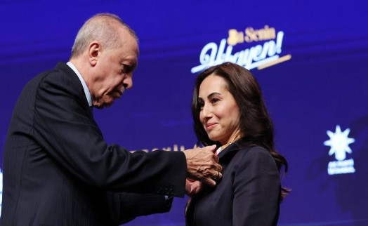 AK Parti'ye katılan Beykoz Belediye Başkanvekili Gürzel'e protesto